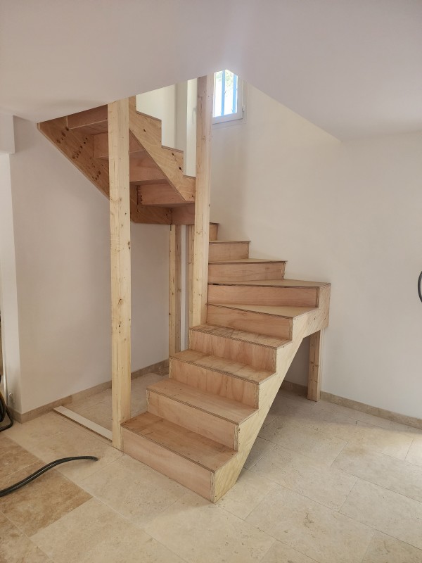 escalier sur mesure avec rangement intérieur en bois à Venelles dans les Bouches du Rhône 