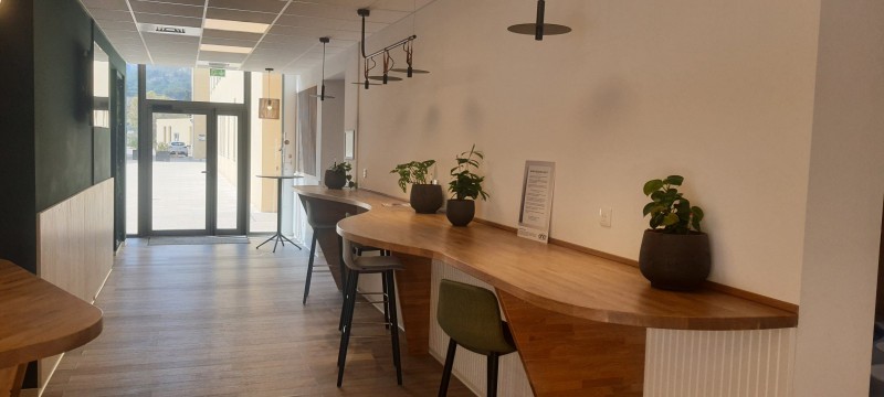 création d'un work café à Marseille avec baquettes et habillages en bois.