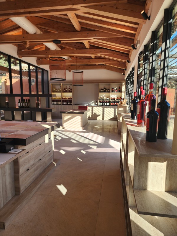 fabrication et installation d'aménagements sur mesure pour un caveau du sud de la France.