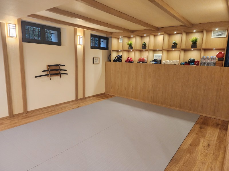 fabrication et installation d'un dojo sur mesure, mélange du style asiatique et du savoir-faire français dans les Bouches du Rhône 