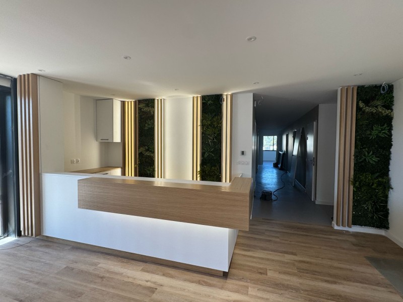 Accueil sur mesure avec végétation.