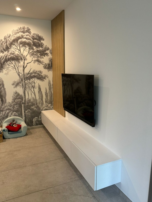 Meuble tv sur mesure blanc et bois