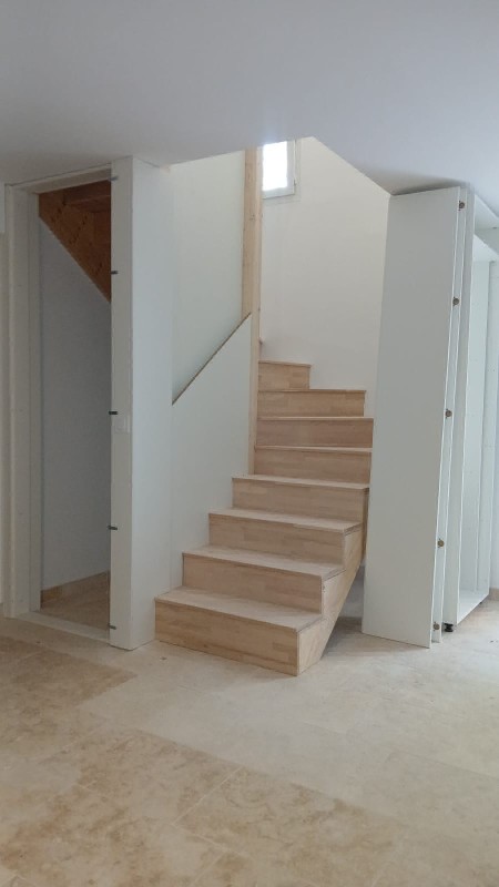 escalier sur mesure avec rangement intérieur en bois à Venelles dans les Bouches du Rhône 
