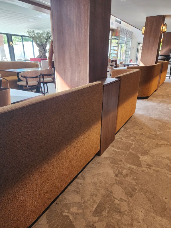 réalisations d'agencement sur mesure en chêne pour restaurant à Marseille 