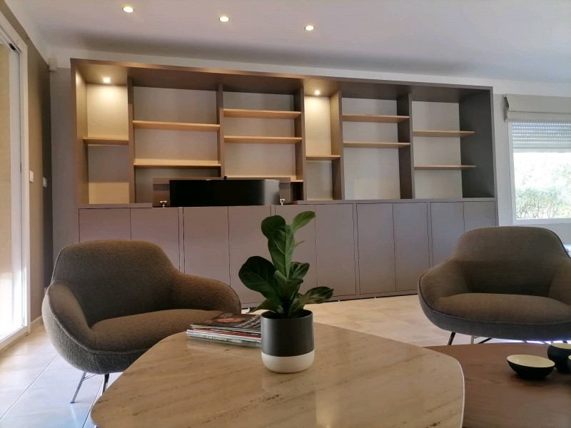 Aménagement d'un meuble sur mesure avec une télé robotisé - bibliothèque sur mesure à Rognac avec télé cacher.