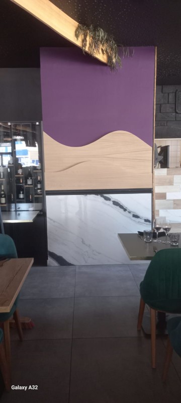 habillage de mur en forme de vagues à Vitrolles