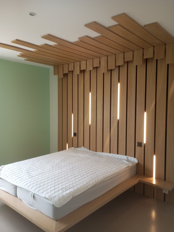 Tête de lit en chêne avec persiennes et leds sur mesure dans le sud de la France à Aix en Provence.
