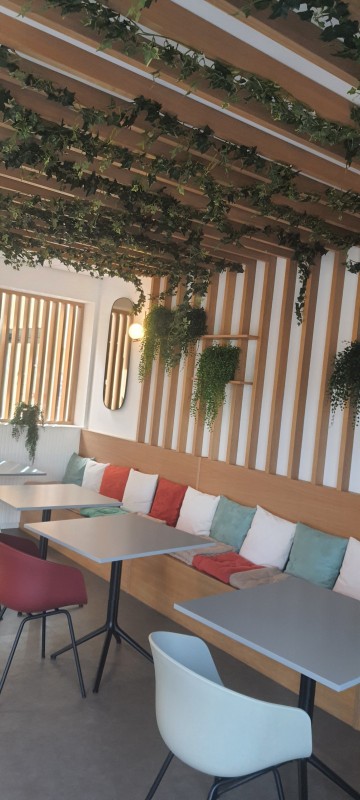 création d'un work café à Marseille avec baquettes et habillages en bois.