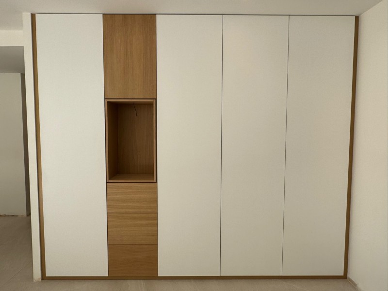 Dressing sur mesure avec colonne, niches et tiroirs en chêne à Eguilles en Provence.