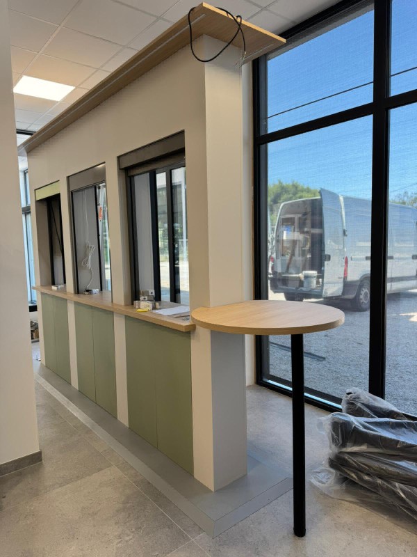 Création d’un espace de vente et d’exposition de menuiseries intérieurs et extérieurs sur mesure à Gignac-la-Nerthe par Damys Aménagement.