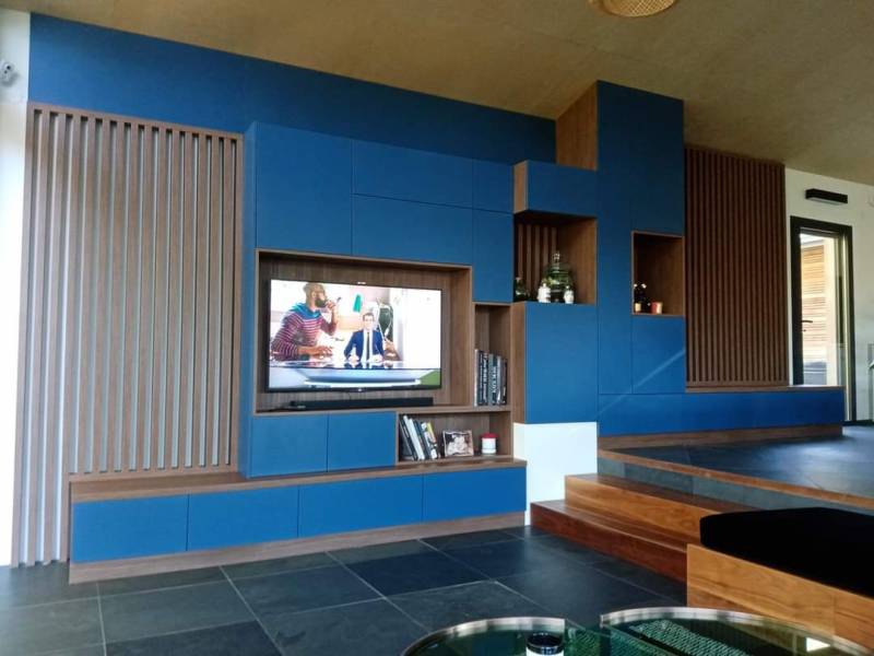 Meuble TV sur mesure bleu et bois