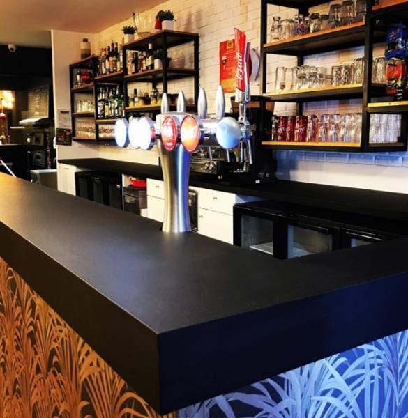 Comptoir du bar en composite noir roc