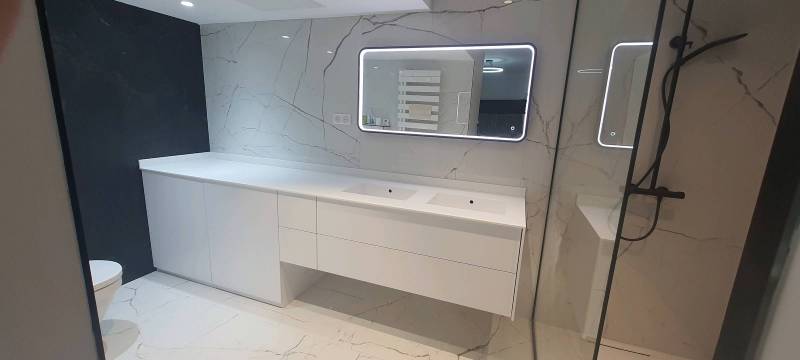 les machines sont integrees dans le meuble