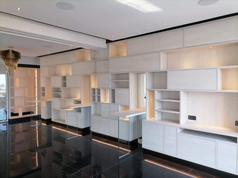 Bibliothèque avec présentoirs verres