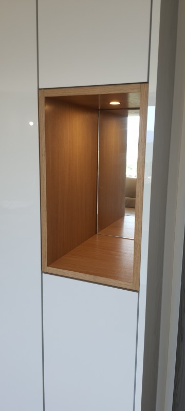 Niche en chene massif a fond miroir