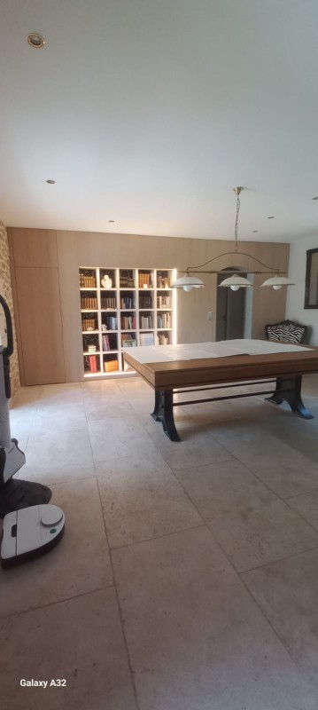 bibliothèque avec habillage mural et porte invisible à la Cadière d'azur