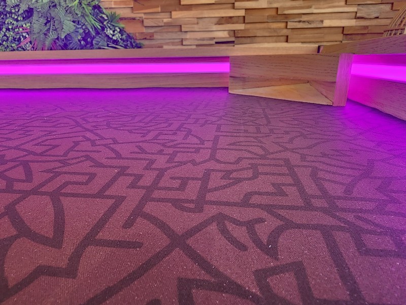 Lanceur de dés d'angle pour table de jeux