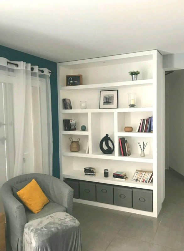 Bibliotheque sur mesure en medium peint