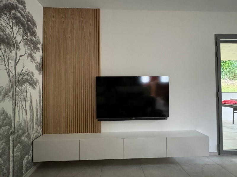 meuble tv sur mesure avec TV suspendue