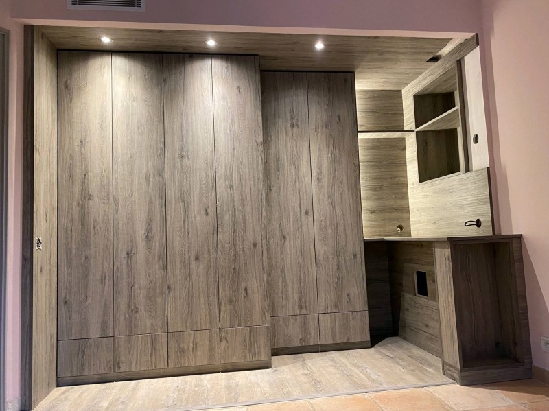 Le toit de l'aménagement est muni de spots