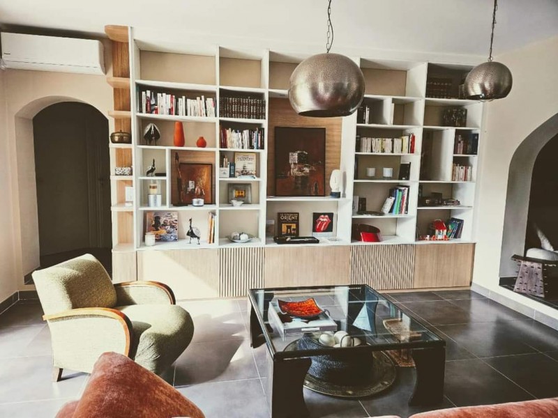 Bibliothèque sur mesure avec porte en chêne