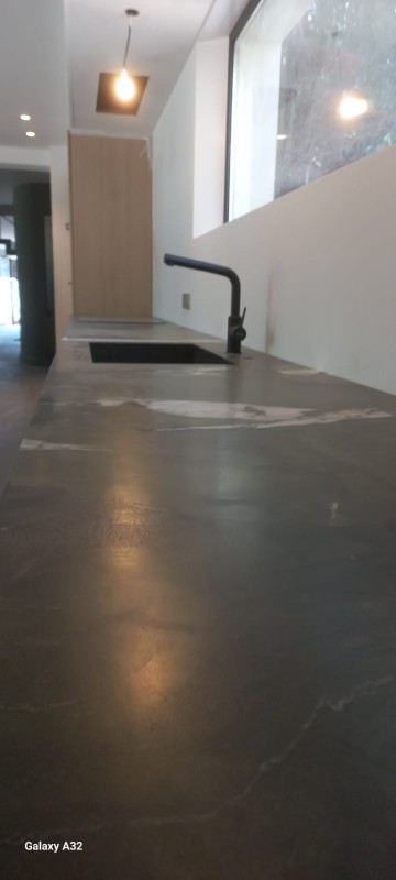 cuisine sur mesure en bois avec plateau pierre naturelle au Baux de Provence