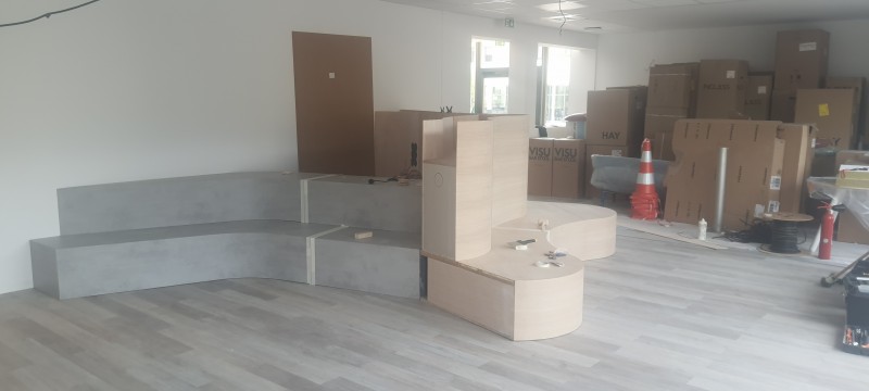 Banquette sur mesure en bois et décor béton