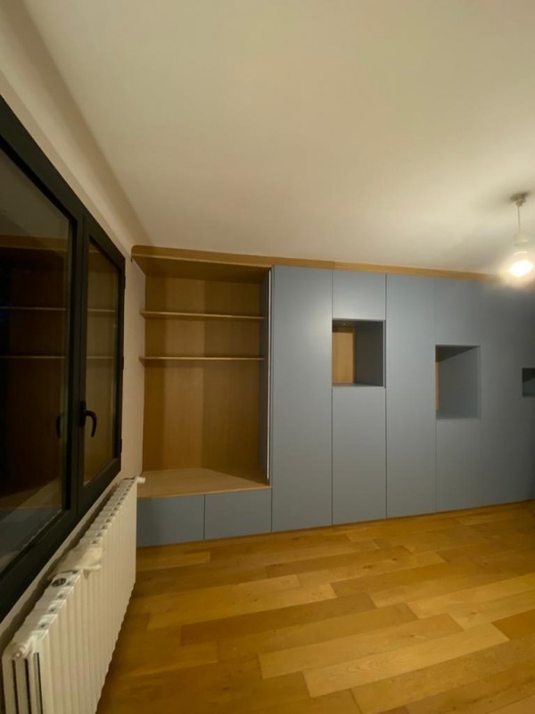 Ensemble chambre parentale à Velaux dans le 13 avec une coiffeuse et un habillage de mur et tete de lit en claustra bois