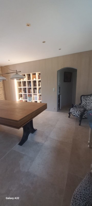 bibliothèque avec habillage mural et porte invisible à la Cadière d'azur