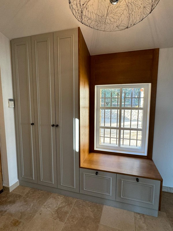 Meuble de rangement avec banquette dans le Luberon