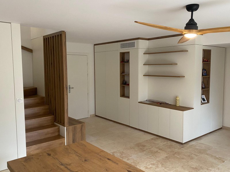 création d'un escalier sur mesure avec rangement et meubles se salon assortis sur mesure à Venelles dans les Bouches du Rhône