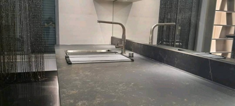 Plan de travail céramique marbrée noire
