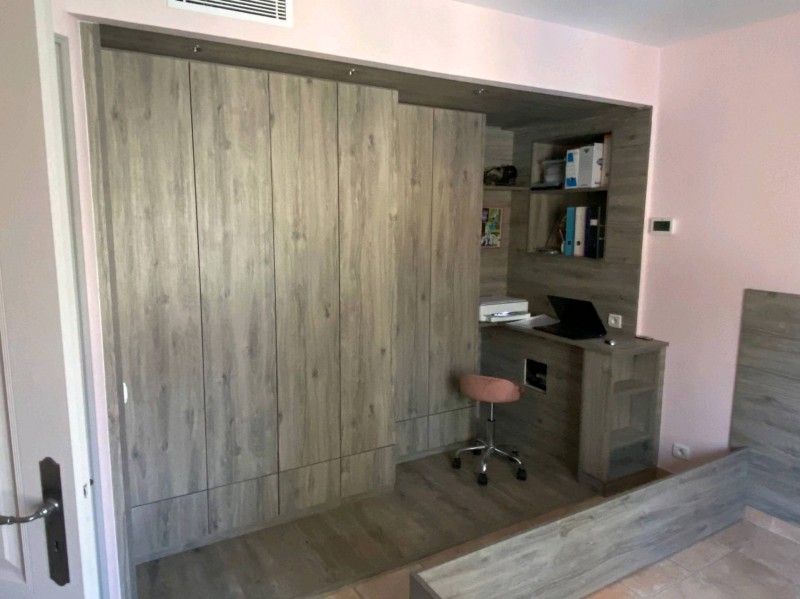 Espace bureau munie de nomreux rangements