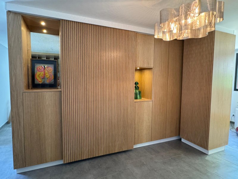 meuble tv en chene avec panneau coulissant.