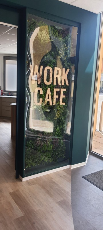 création d'un work café à Marseille avec baquettes et habillages en bois.
