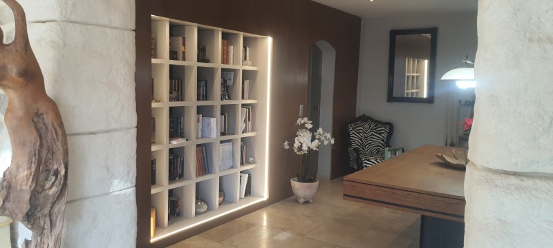 bibliothèque en chêne avec habillages de mur et passage de porte dérobée à Saint cyr sur mer