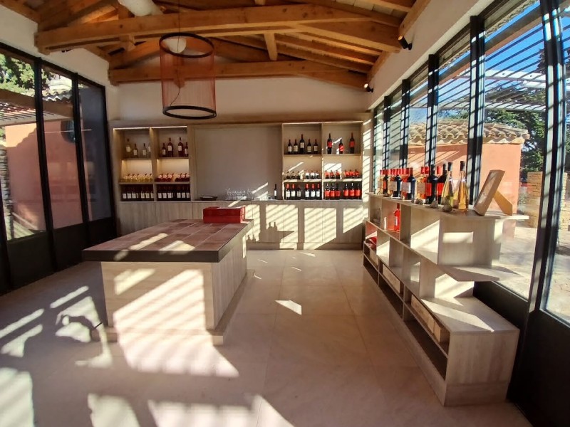 fabrication et installation d'aménagements sur mesure pour un caveau du sud de la France.