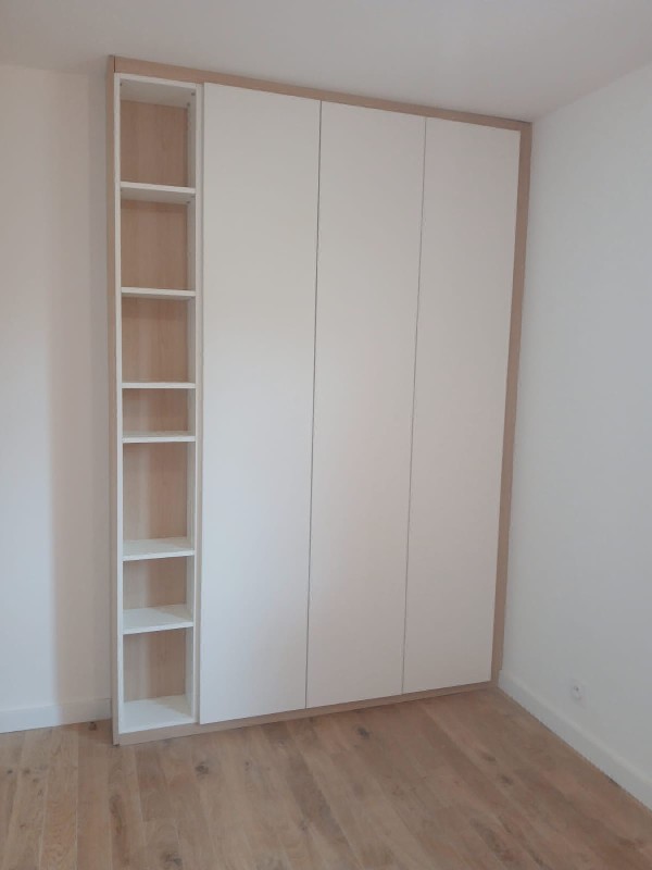 Placard de chambre enfant avec bibliothèque et rangements pour les affaires sur mesure à Venelles dans le sud de la France