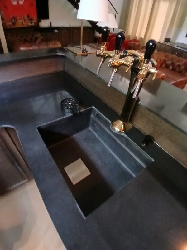 bar avec tireuse à bière.