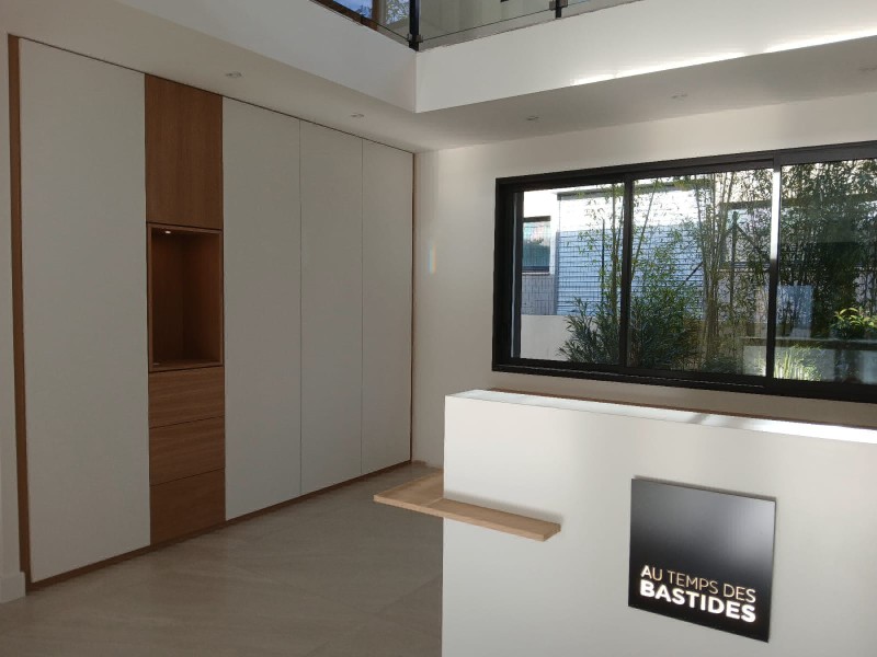 réalisations d'un agencement acceuil pour un constructeur de maison à Eguilles dans les Bouches du Rhône. 