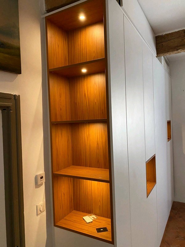 Niches laterales en cerisier