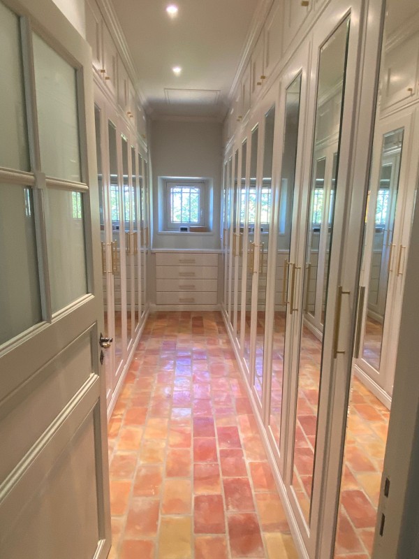 Conception d'un dressing chic fermé avec moulures et miroirs biseautés à Peypin dans les Bouches du Rhône