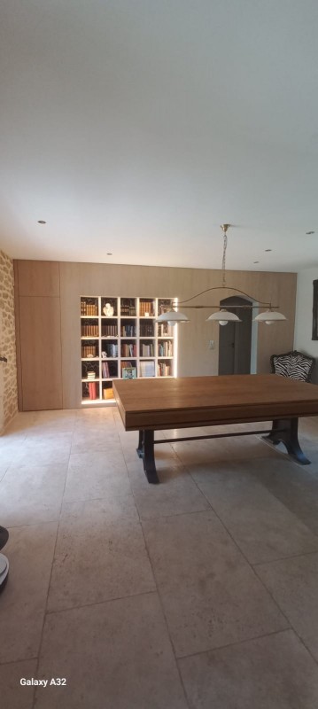bibliothèque avec habillage mural et porte invisible à la Cadière d'azur