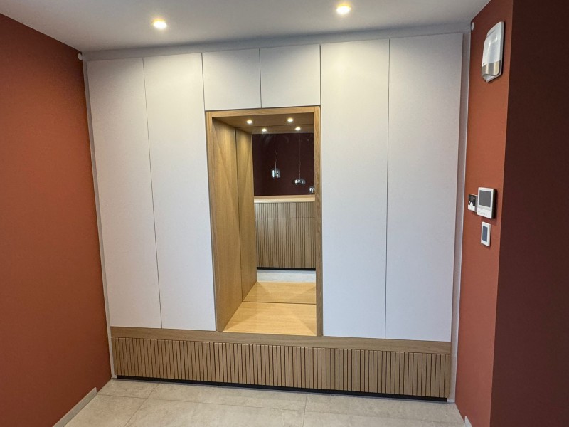 Placard d'entrée de maison en bois et avec niche
