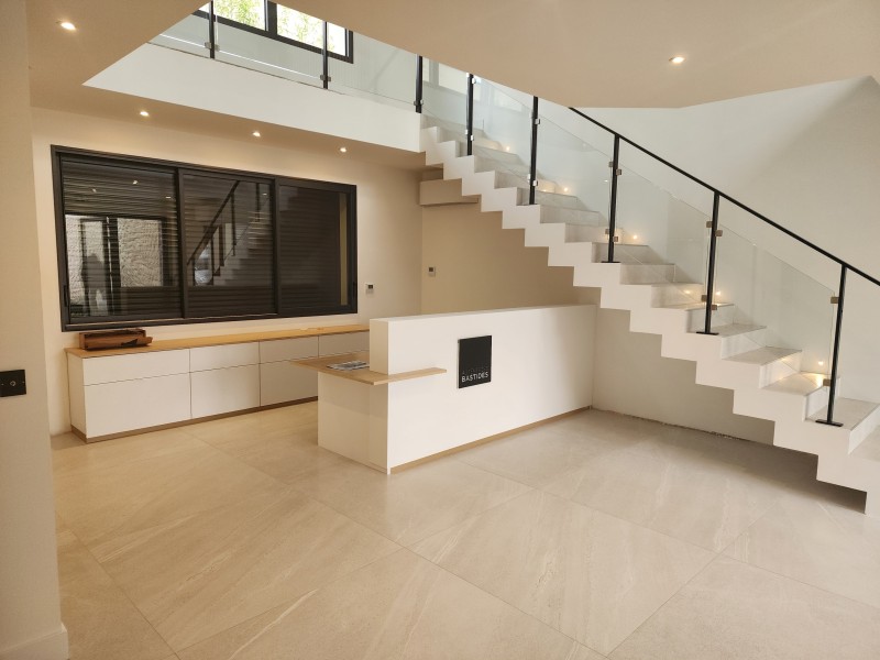 réalisations d'un agencement acceuil pour un constructeur de maison à Eguilles dans les Bouches du Rhône. 