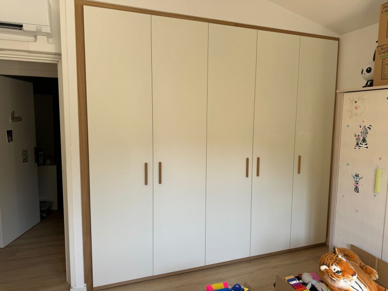 placard avec contour bois et poignées de portes bois