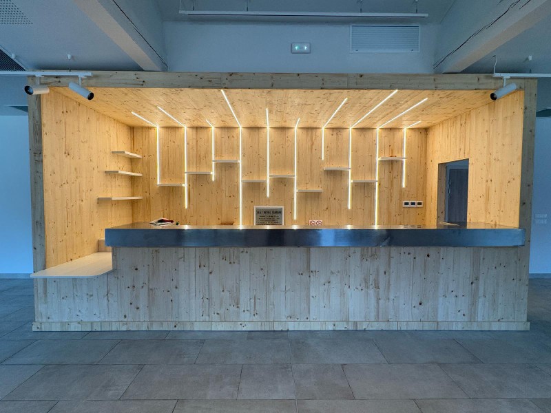 Bar en bois et inox sur mesure.