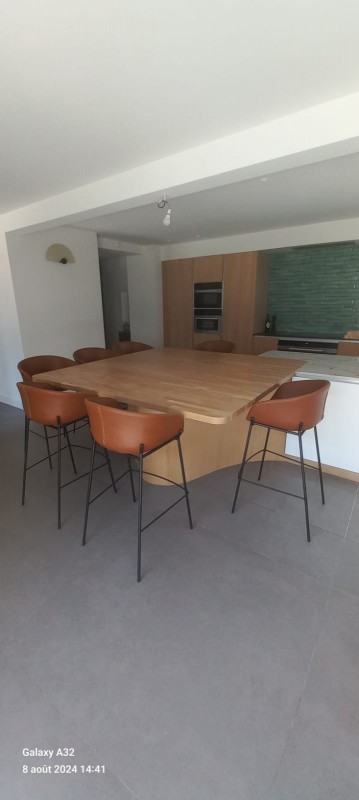 cuisine sur mesure en bois avec plateau pierre naturelle au Baux de Provence