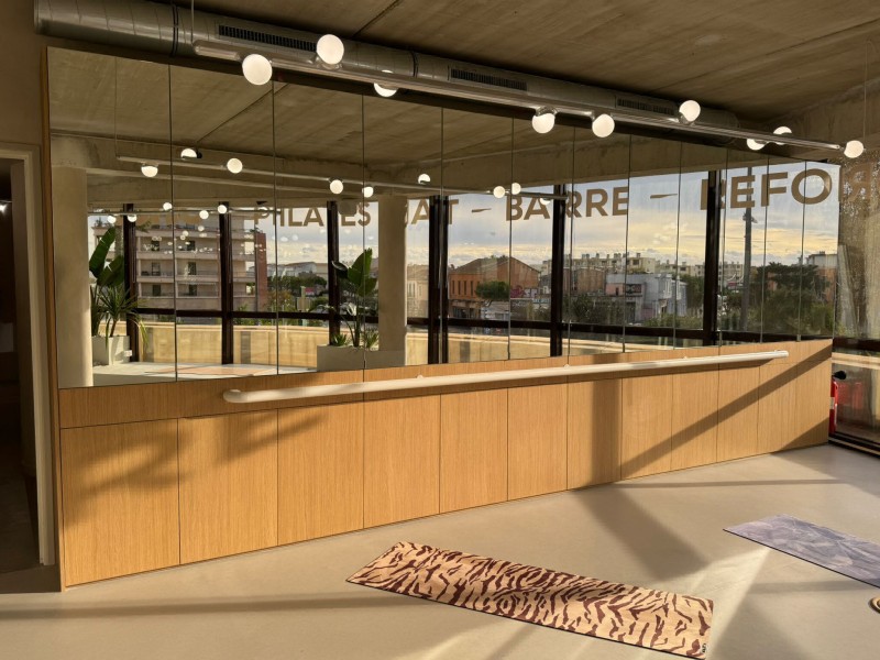 réalisations d'un club de gym et fitnesse avec rangement, acceuil en panneaux décors bois à Marseille 