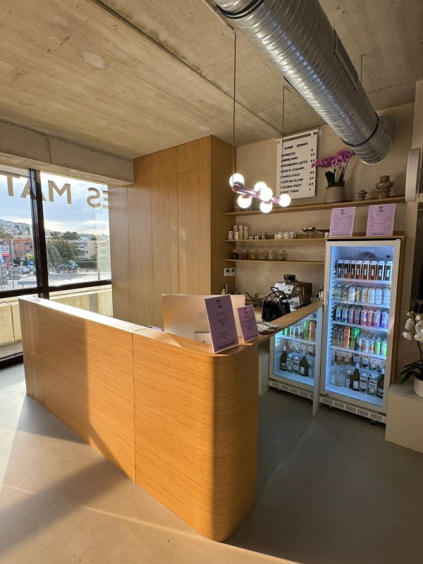 réalisations d'un club de gym et fitnesse avec rangement, acceuil en panneaux décors bois à Marseille 